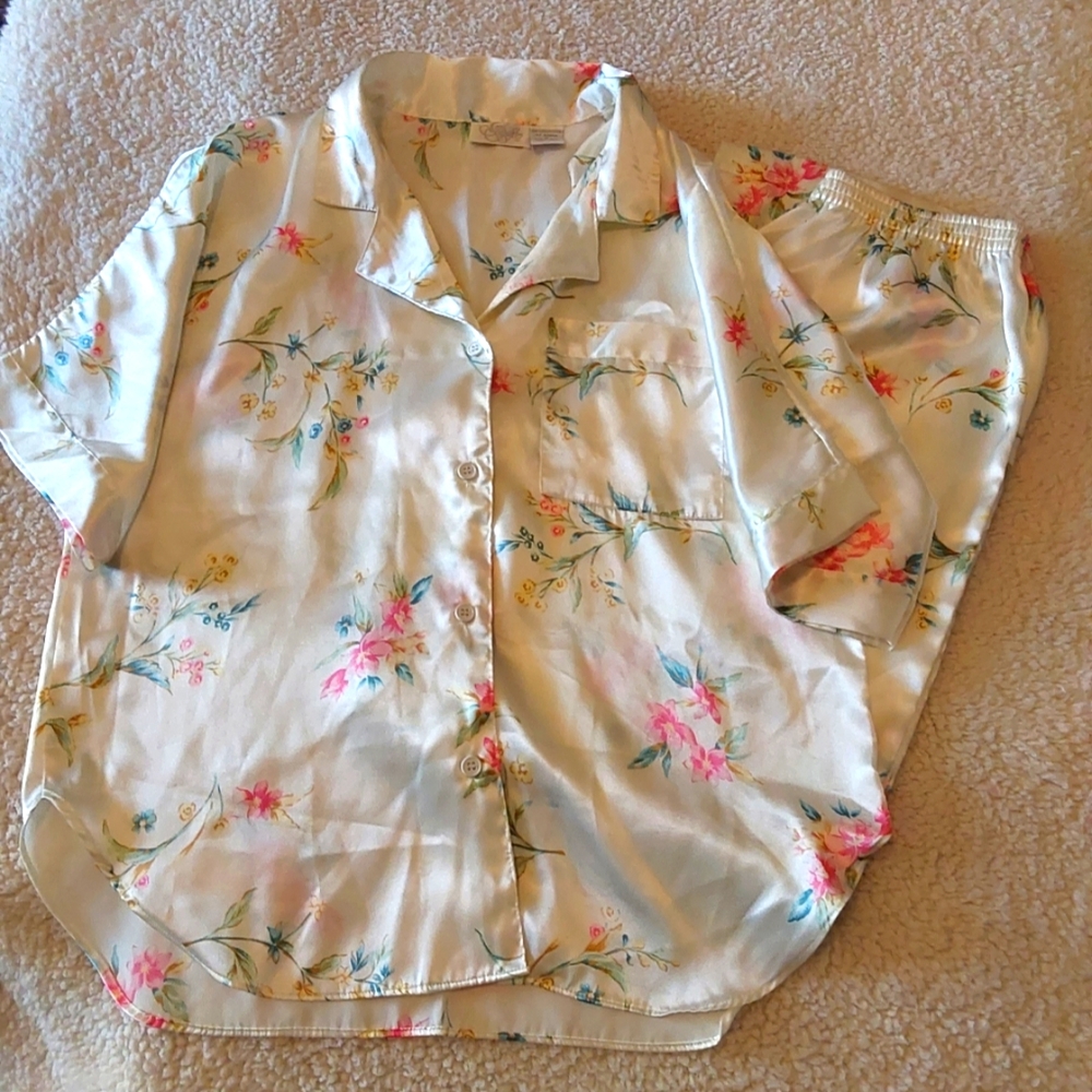 🌺 Like New Satiny Short Sleeve Pajamas